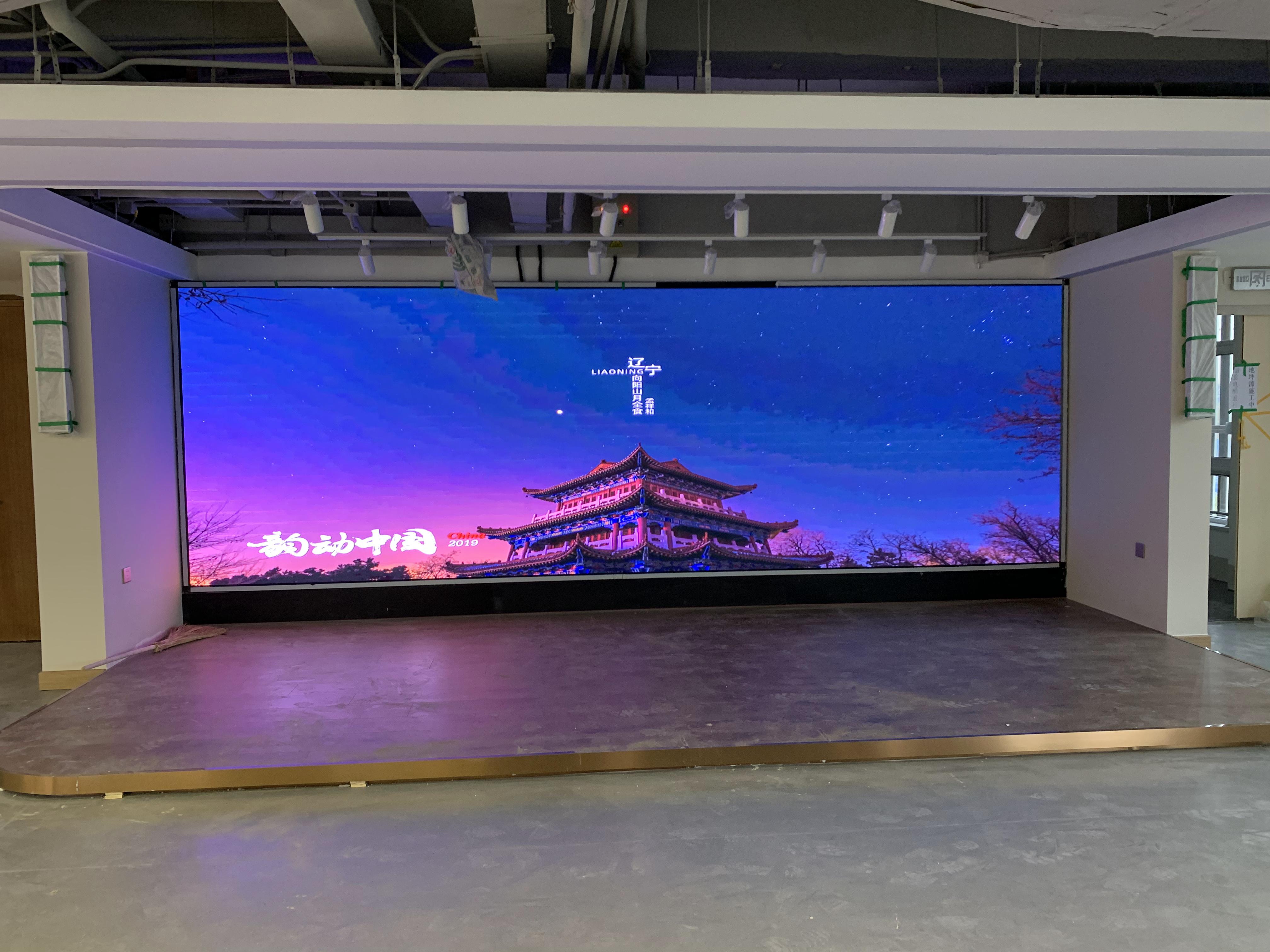 “會(huì)議室屏幕掛多高？人體工學(xué)高度公式+高管身高適配表”