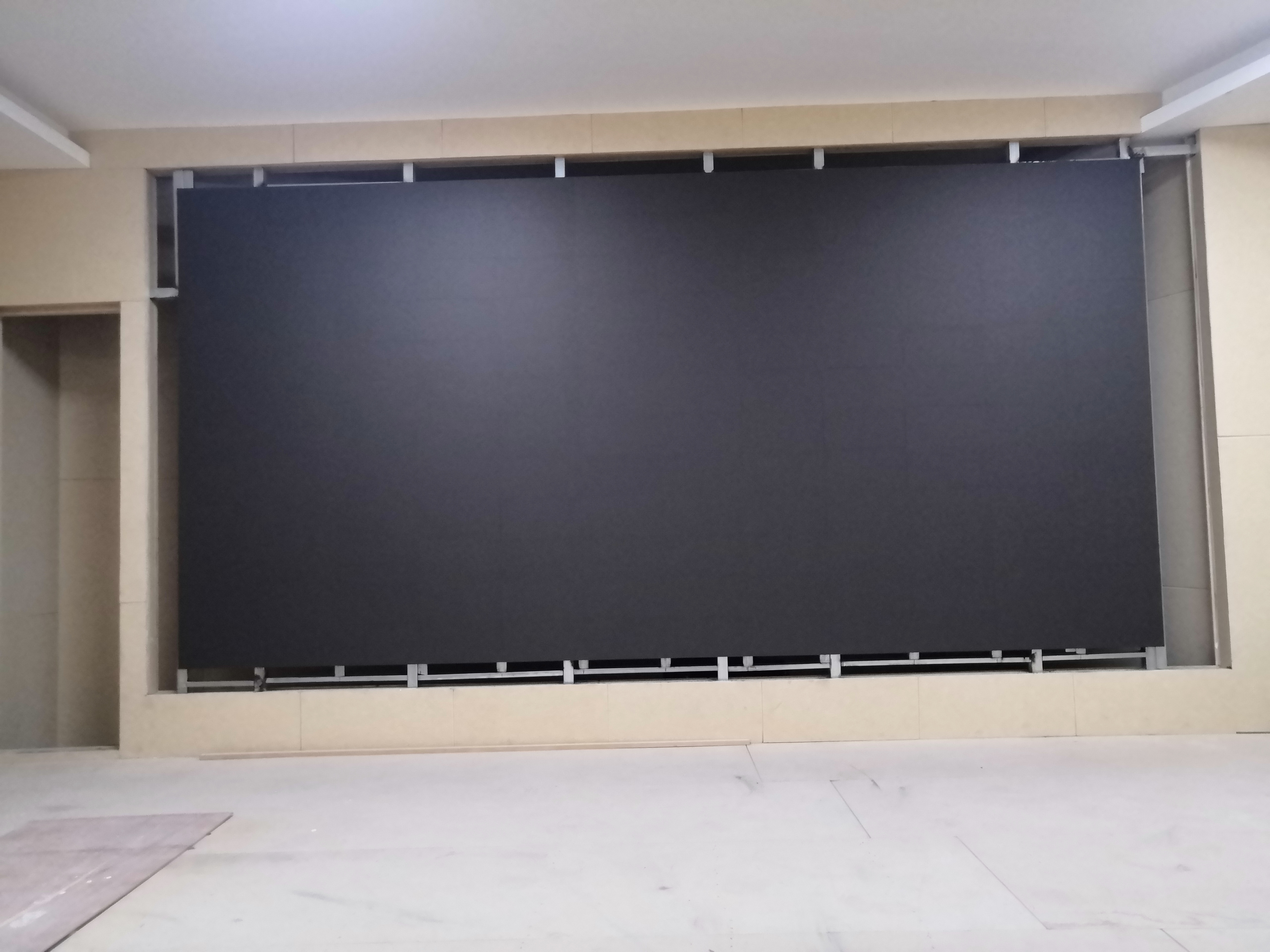 室內全彩P2.5LED顯示屏-焊接壁掛支架-青?；疖囌?/>
            </p>
                                    <p>全彩P2.5LED顯示屏 - 焊接壁掛支架</p><p>采用600處理器</p><p> 室內全彩LED顯示屏采用節(jié)能型設計，功耗更低，壽命更長，可有效降低功耗25-50%，為客戶節(jié)約電費</p>        </div>
        <div   id=