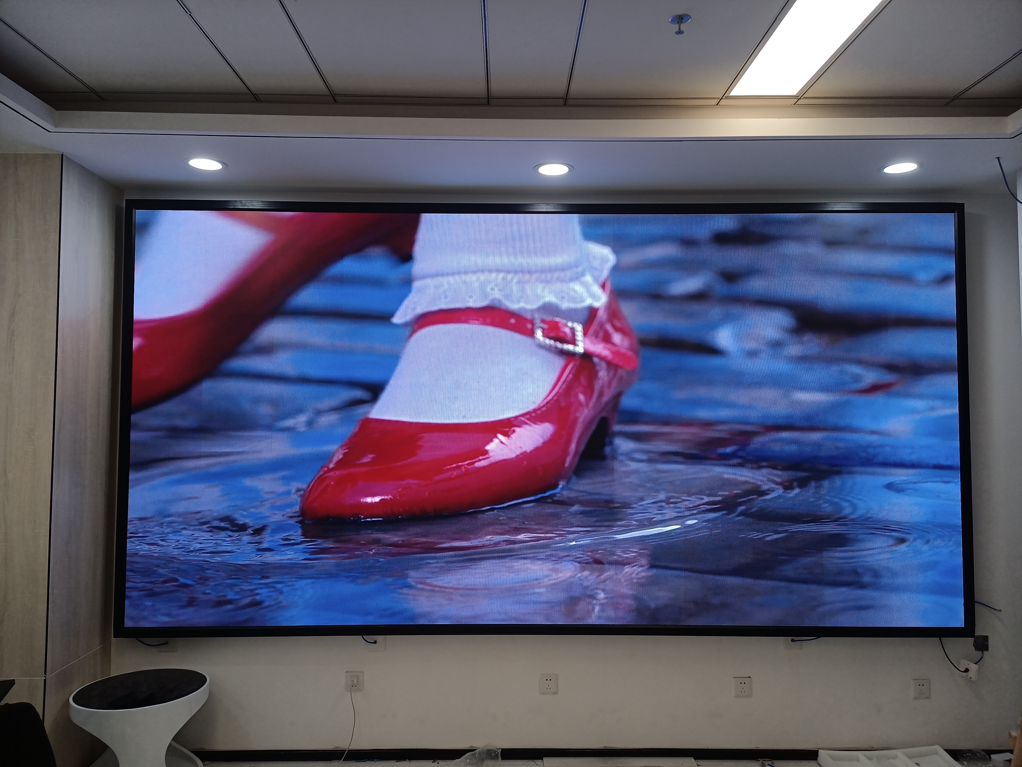 在交通誘導(dǎo)屏、商業(yè)廣告屏、體育賽事屏等場(chǎng)景中，戶外LED顯示屏的設(shè)計(jì)要點(diǎn)有何不同？