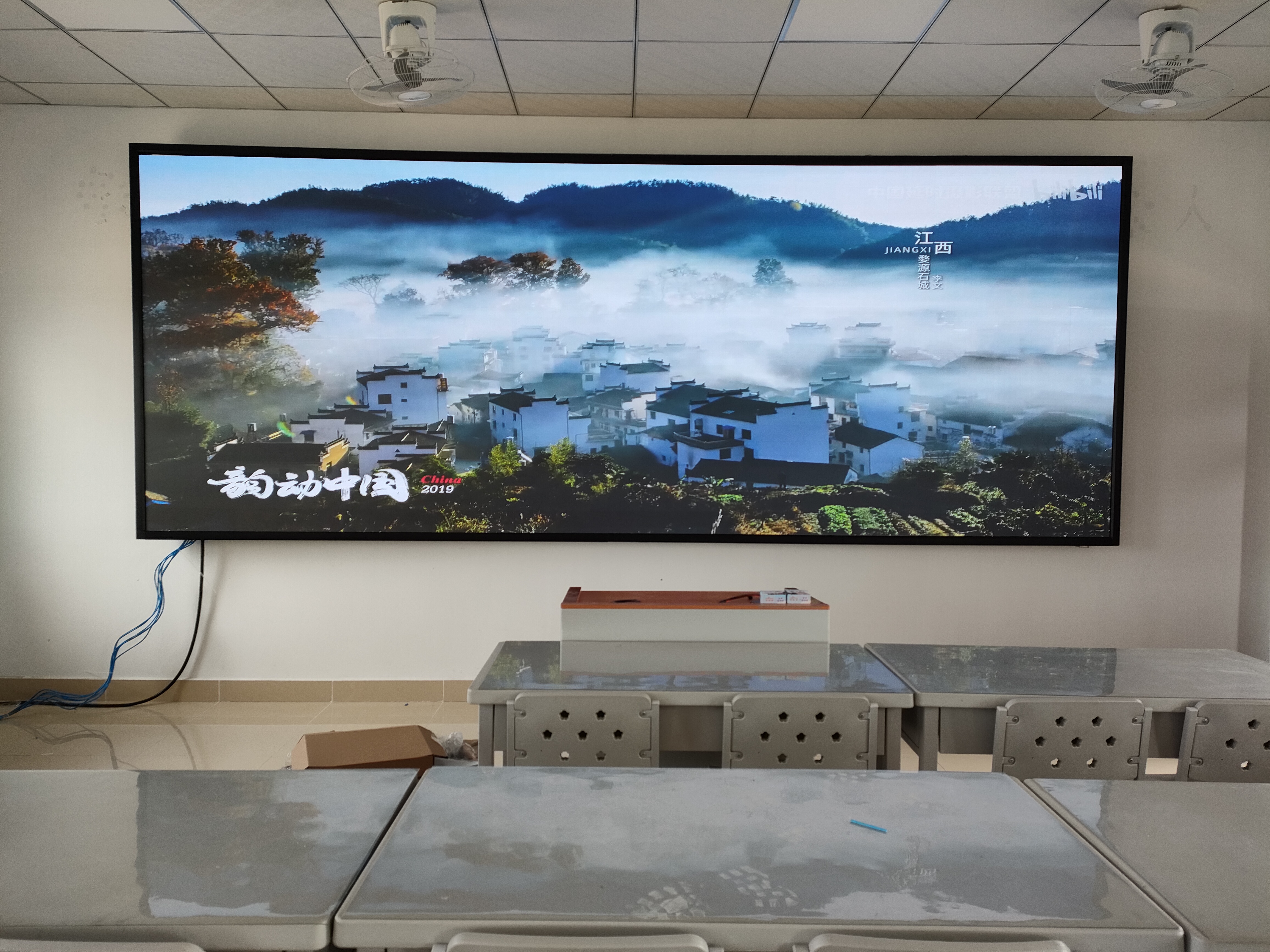 安裝戶外LED大屏?xí)r，怎樣設(shè)計(jì)結(jié)構(gòu)才能既保證穩(wěn)定性又降低風(fēng)阻？