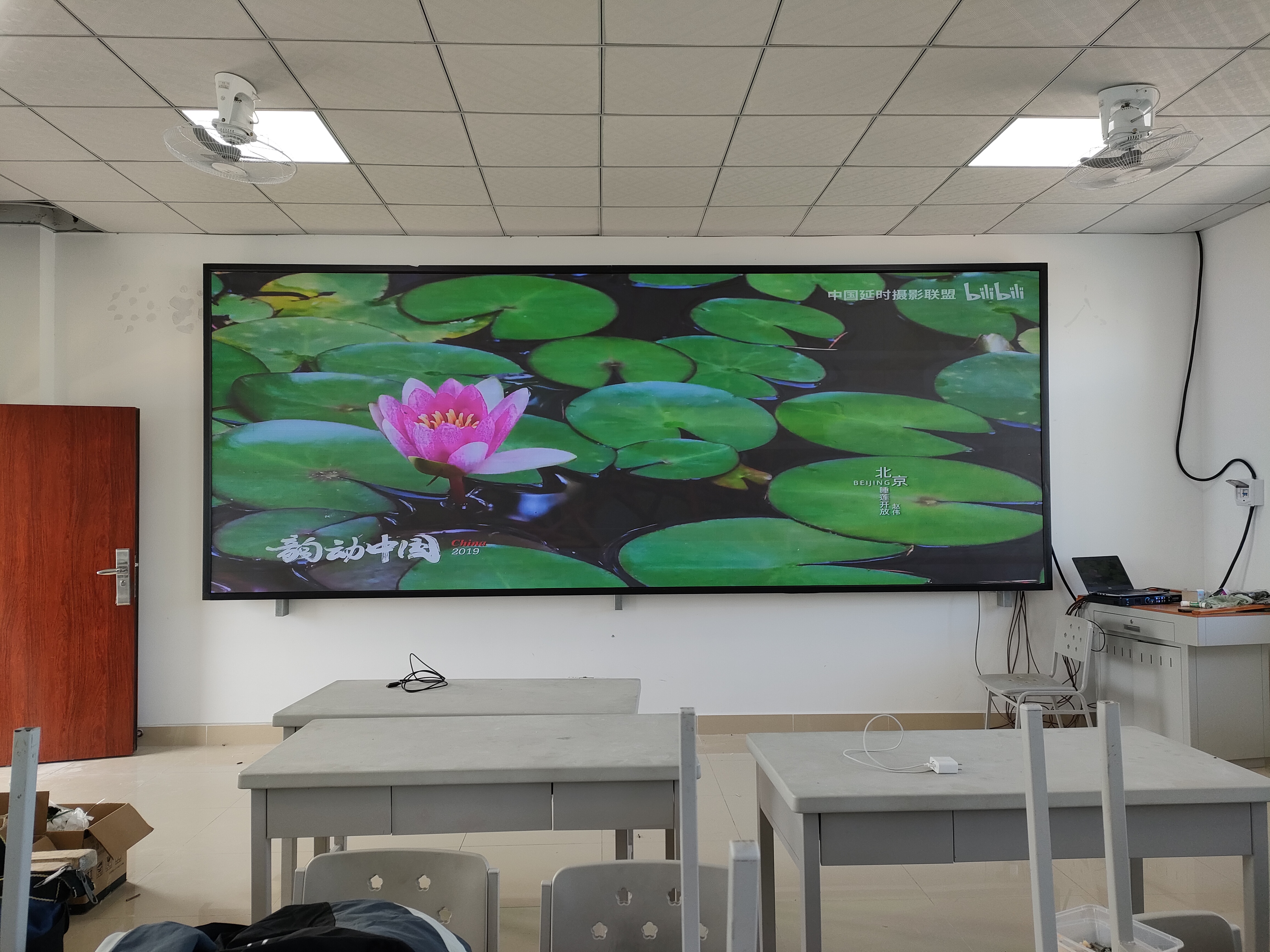 戶外屏長(zhǎng)期暴露在陽(yáng)光下，怎樣防止外殼老化和屏幕褪色？